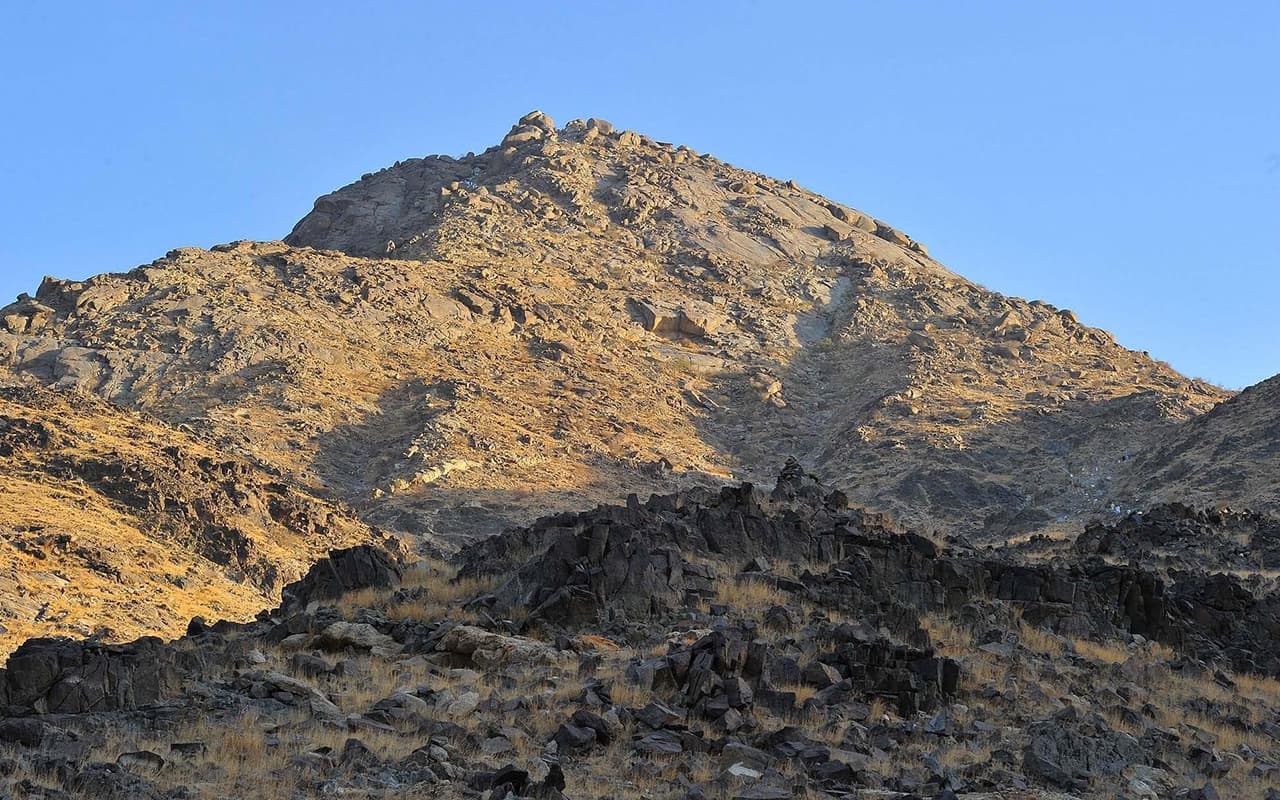एक गाइड के साथ मक्का के पवित्र स्थलों का भ्रमण।